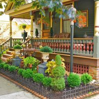 Belle terrasse avec des éléments sculptés