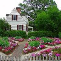Plates-bandes dans le jardin devant une maison de campagne