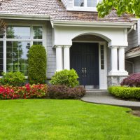 Pelouse dans le jardin devant une maison privée