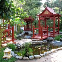 Gazebo de style japonais au bord de l'étang