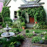 Fontainelet dans le jardin devant une maison de campagne