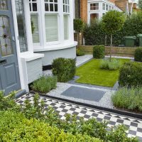 Chemin en céramique de la porte à la maison