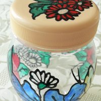 Pot à épices avec une fleur sur le couvercle