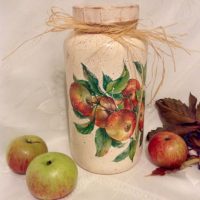 Pommes rouge-vert sur la table et sur le pot