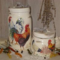 Dessins de coqs sur des bocaux en verre