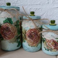 Roses dessinées sur les côtés des canettes