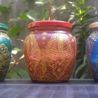 Peindre des pots de peinture dorée