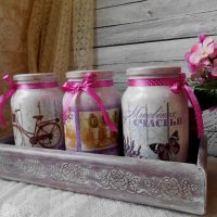 Boîte en bois avec de belles canettes