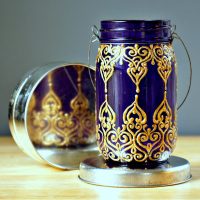 Peinture d'or sur le verre d'une canette ordinaire