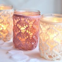 Décor de boîtes de conserve avec des serviettes en tricot