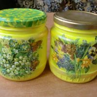 Des plantes de champ sur des bocaux en verre