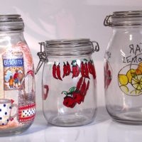 Bocaux en verre avec couvercles et motifs