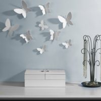Papillons de papier blanc sur un mur bleu