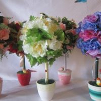 Arrangement de fleurs artificielles sur la table du salon