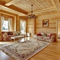 Tapis coloré sur un plancher en bois