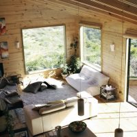 Vue de dessus sur l'intérieur du salon dans la maison à ossature