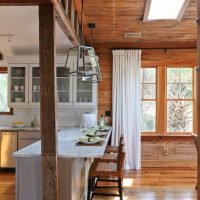 Comptoir de bar dans une maison en bois