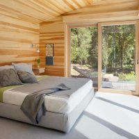 Chambre design avec fenêtres panoramiques