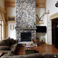 Cheminée en pierres de taille à hauts plafonds