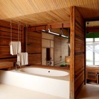 Salle de bain dans une maison en bois