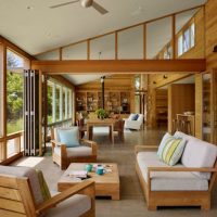 Meubles en bois avec des oreillers moelleux