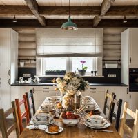 Mobilier moderne dans la cuisine d'une maison en bois