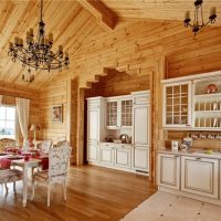 Mobilier blanc dans la cuisine-salle à manger d'une maison privée