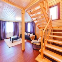 Escalier en bois au deuxième étage d'une maison de campagne