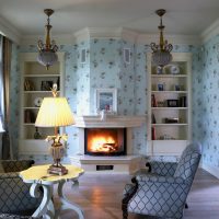 Salon avec papier peint floral dans une maison privée