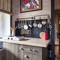 Cuisine d'une maison de campagne avec cuisinière électrique