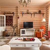L'intérieur du salon avec des murs en rondins