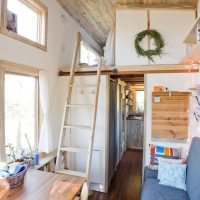Échelle au deuxième étage d'une maison de campagne