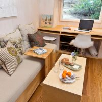 Bureau au lieu du rebord de la fenêtre dans une pièce d'une maison de campagne