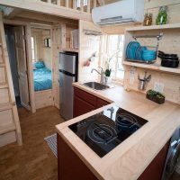 Cuisine d'une maison de campagne avec une plaque de cuisson intégrée