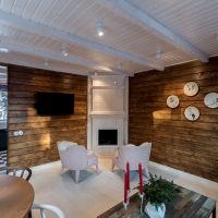 Salon moderne dans une maison en bois
