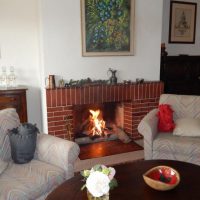 Fauteuils moelleux devant la cheminée de la maison