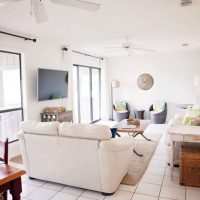 Conception d'un salon blanc dans un style moderne