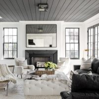 Plafond gris dans un salon aux murs blancs
