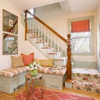 Canapé devant un escalier dans une maison rurale