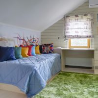 Oreillers multicolores sur un lit étroit