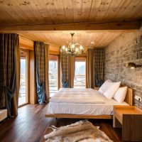 Linge blanc sur un lit en bois