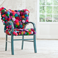 Fauteuil décoré de pompons multicolores
