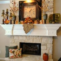 Cheminée d'automne dans le salon d'une maison privée