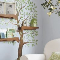 Arbre avec des étagères sur le mur d'une chambre d'enfants
