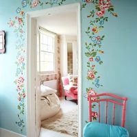 Fleurs en papier autour de la porte
