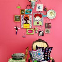 Artisanat pour enfants sur le mur rouge
