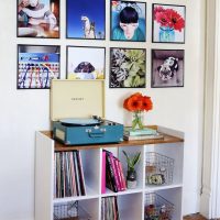 Affiches d'Internet sur le mur du salon