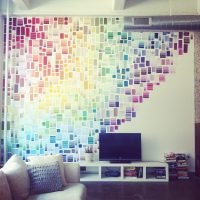 Décor mural avec des morceaux de papier colorés