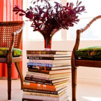 Se tenir de vieux livres pour un vase