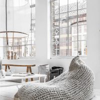 Sac tricoté au lieu d'une chaise dans le salon